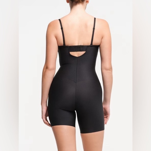 SKIMS Body Contour Underwire Mid Thigh Bodysuit M - Picture 3 of 8